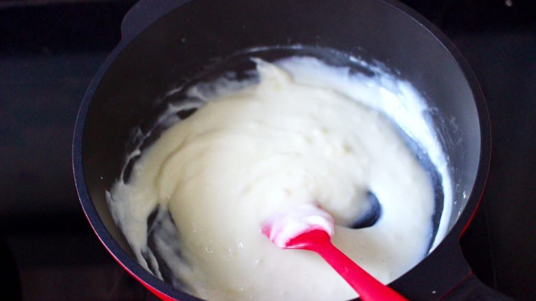 炸鲜奶,开小火慢慢加热牛奶，用挂刀不停的来回搅拌，一直搅拌至牛奶变成浓稠的液体。