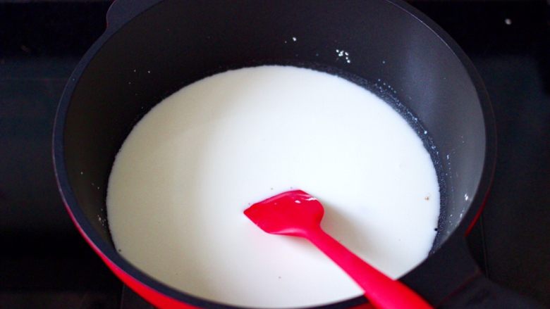 炸鲜奶,把牛奶和白砂糖及玉米淀粉混合搅拌融合后。