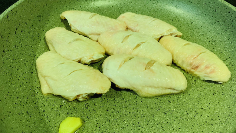 蛋黄焗鸡翅,锅加食用油，加姜片，热锅，加入鸡翅