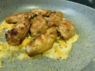 蛋黄焗鸡翅,加入煎好的鸡翅，让鸡翅均匀的粿上咸蛋黄，起锅，剩的咸蛋白，下锅炒一会，一同装碗里，不要浪费哦