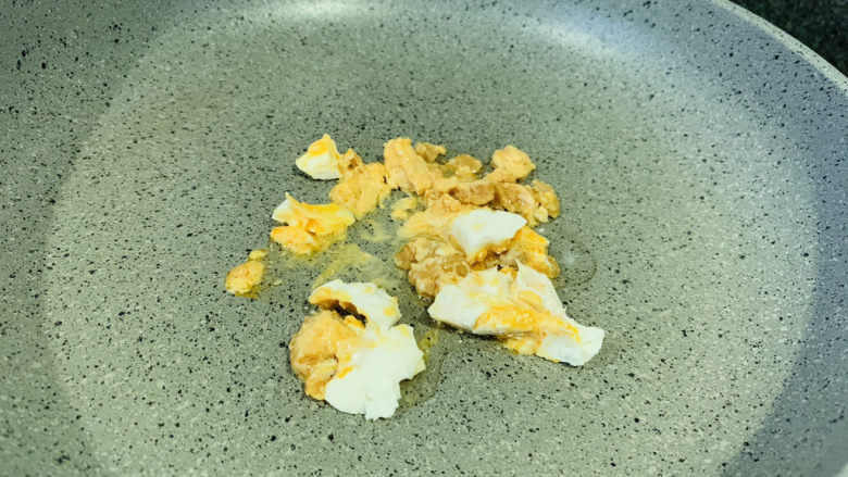 蛋黄焗鸡翅,锅加些油，大火热锅，加入咸蛋黄，转小火