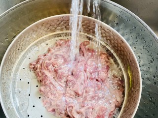 酱爆猪肝,将腌制好的猪肝冲水3次以上，冲干净血水，用手将猪肝捏去水份，洗净后的猪肝柔嫩光滑