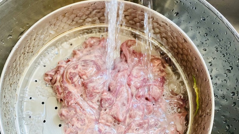 酱爆猪肝,将腌制好的猪肝冲水3次以上，冲干净血水，用手将猪肝捏去水份，洗净后的猪肝柔嫩光滑