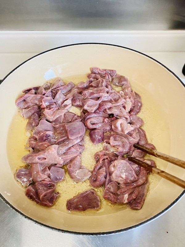 酱爆猪肝,锅里热油，炸一遍猪肝，筷子迅速划开，迅速出锅