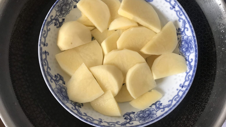 芝士焗土豆泥,切成上锅蒸熟