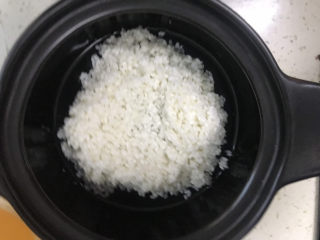 豉汁排骨煲仔饭,把泡的大米放进去