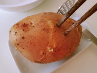芝士焗土豆泥,用筷子轻松穿透，没有硬心。
