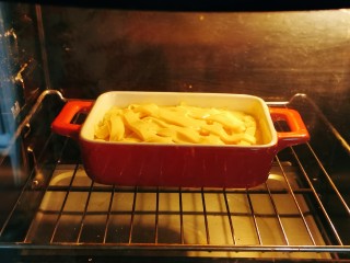 芝士焗土豆泥,入烤箱，180度 上下火烤12分钟。
