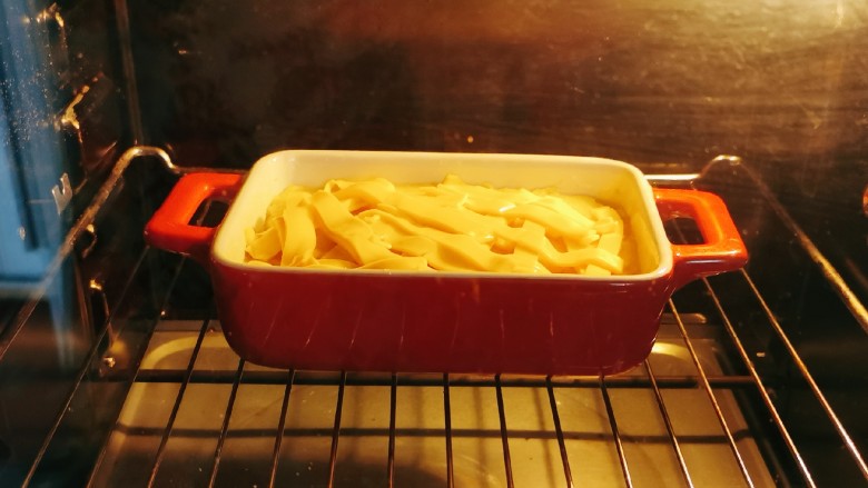 芝士焗土豆泥,入烤箱，180度 上下火烤12分钟。