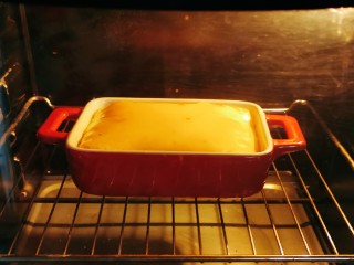 芝士焗土豆泥,芝士鼓起来后，上火调成200度，烤至有了焦色斑点 关火。