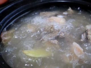 筒骨莲藕汤,时间到，煲好的汤只需要加少许盐提味就可以了。莲藕本身就有带调味，少许盐就可以提起整个汤的鲜味了，不需要其他的佐料。