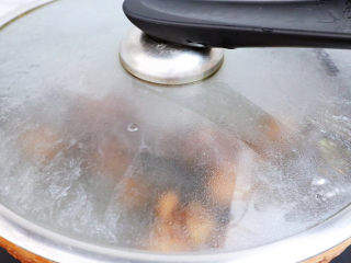剁椒蒸芋头,盖上锅盖焖煮10分钟