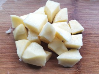胡萝卜炖牛腩,土豆切小块