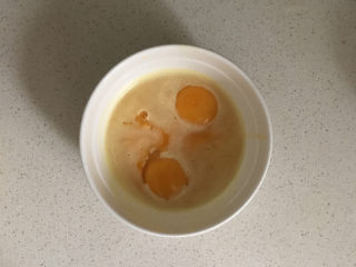 百香果松饼,分离鸡蛋，蛋黄放入百香果汁中