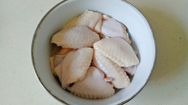 烤鸡翅,准备新鲜的鸡中翅清洗干净备用