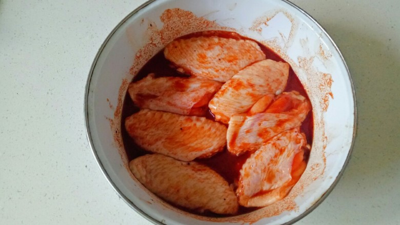 烤鸡翅,将料汁浇在鸡翅上，用手抓均匀，腌制3个小时以上