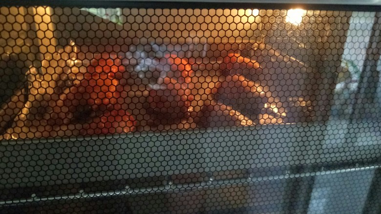 烤鸡翅,烤箱预热好，190度30分钟，中间拿出来在刷一遍料汁，继续烘烤