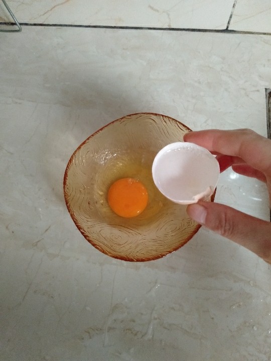 南瓜蒸蛋,鸡蛋打到碗里，按1:1.5的比例放入温水
