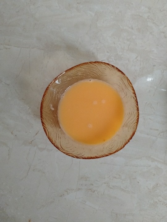南瓜蒸蛋,加少许盐搅拌均匀过筛，把泡泡筛出去，这样蒸出来的蛋比较嫩滑