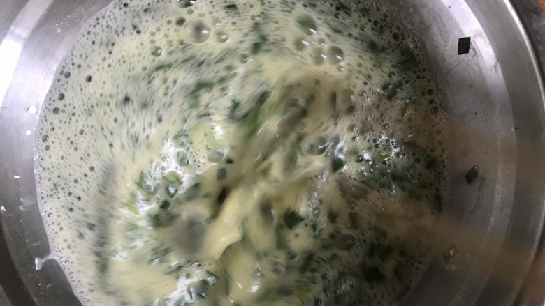 韭菜鸡蛋饼,加入适量的清水搅拌均匀