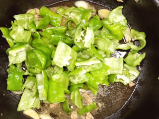 青椒肉片,锅中留油，放入螺丝椒。