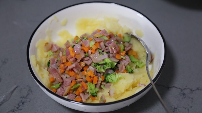 芝士焗土豆泥,将炒好的培根蔬菜倒入土豆泥碗中
