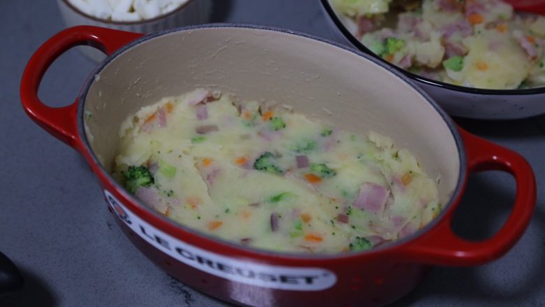 芝士焗土豆泥,放入烤碗中1/2的分量
