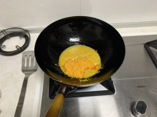 蛋黄焗鸡翅,锅里放入30毫升油，倒入蛋黄粉