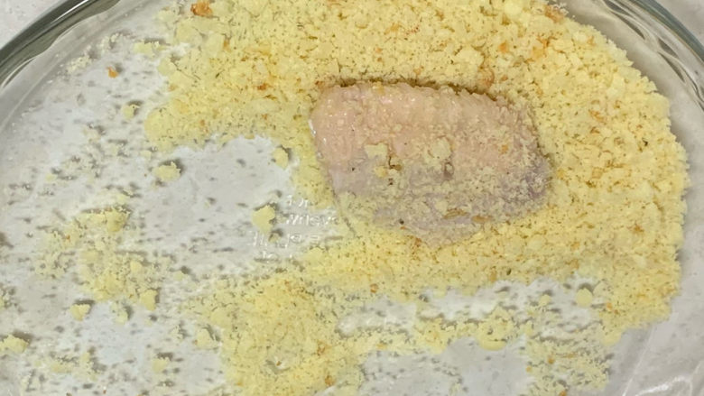 蛋黄焗鸡翅,均匀地裹上面包糠