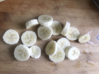 香蕉蜜豆蛋挞,香蕉剥皮切块