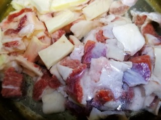 胡萝卜炖牛腩,牛腩，牛板筋冷水下锅。