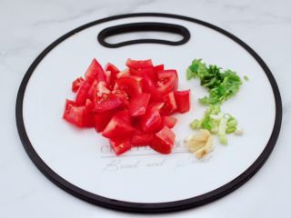 番茄鸡丁打卤面,番茄切小块，小葱和姜，香菜切碎备用。
