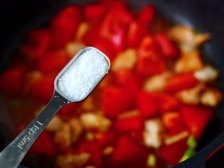番茄鸡丁打卤面,加入适量的盐调味。