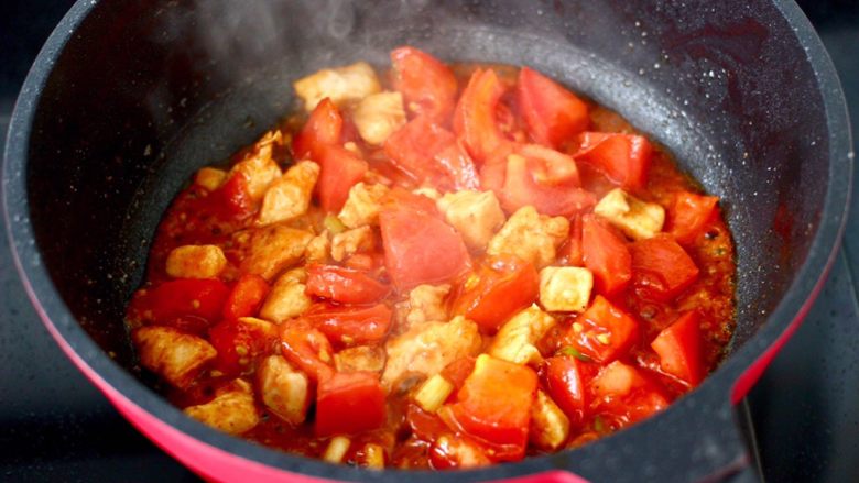 番茄鸡丁打卤面,大火翻炒至番茄汤汁变浓稠变软。