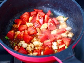 番茄鸡丁打卤面,加入番茄块，大火继续快速翻炒片刻。