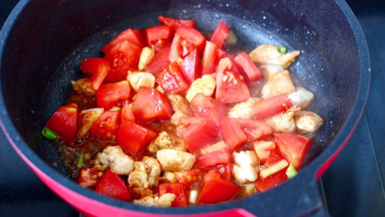 番茄鸡丁打卤面,加入番茄块，大火继续快速翻炒片刻。
