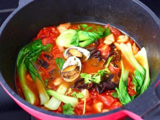 番茄鸡丁打卤面,大火烧至锅中汤汁粘稠时，加入小油菜煮至变色断生，撒上香菜段即可关火。