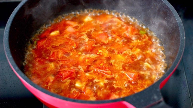 番茄鸡丁打卤面,锅中倒入适量的清水。