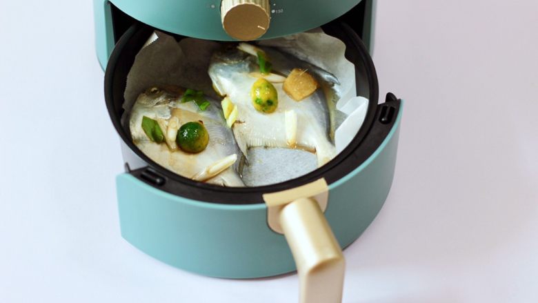 家常孜然烤银鲳,注意腌制鱼的汤汁不要一起烤。