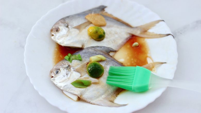 家常孜然烤银鲳,腌制好的银鲳鱼刷一层薄薄的油，这样烤出来的银鲳鱼能锁住水分更鲜嫩。