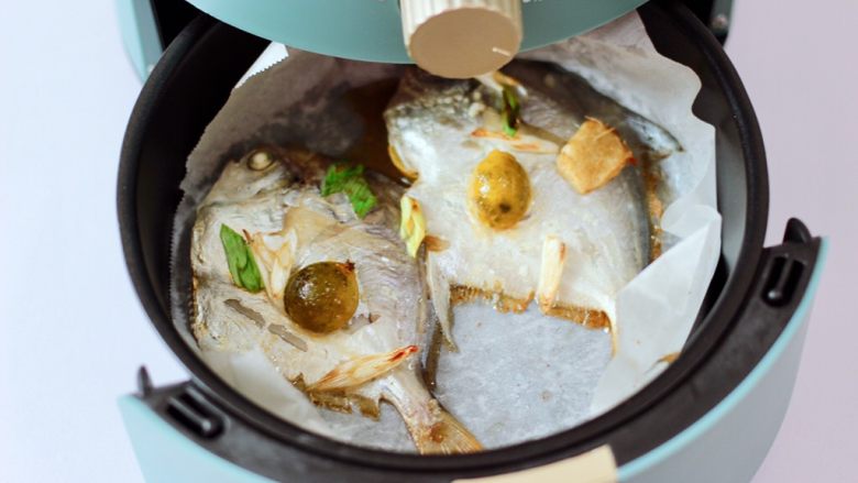 家常孜然烤银鲳,15分钟后把银鲳鱼取出。
