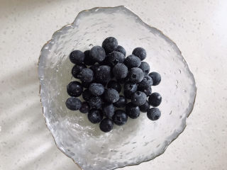 蓝莓土豆泥,蒸的时候来制作蓝莓酱。