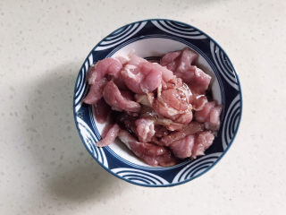 猪肝瘦肉粥,瘦肉加少量生抽抓匀腌制一下