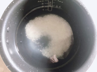 猪肝瘦肉粥,洗干净加适量水放进电饭锅，按下煮粥键。