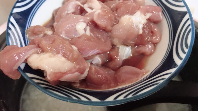 猪肝瘦肉粥,打开电饭煲的继续加热功能。放入瘦肉。
