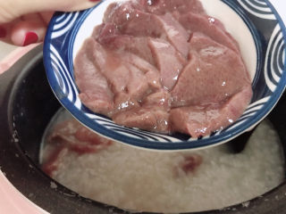 猪肝瘦肉粥,还有猪肝。同时搅拌一下。