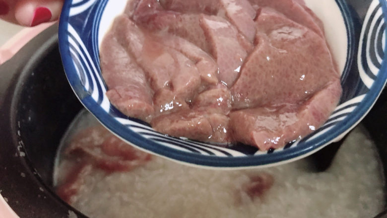 猪肝瘦肉粥,还有猪肝。同时搅拌一下。