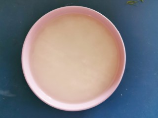 糯米紫薯糕,糯米用清水浸泡2个小时