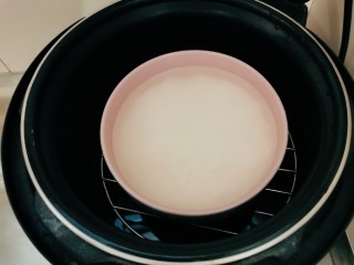 糯米紫薯糕,放入压力锅隔水蒸熟