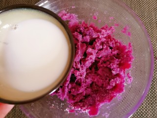 糯米紫薯糕,倒入牛奶